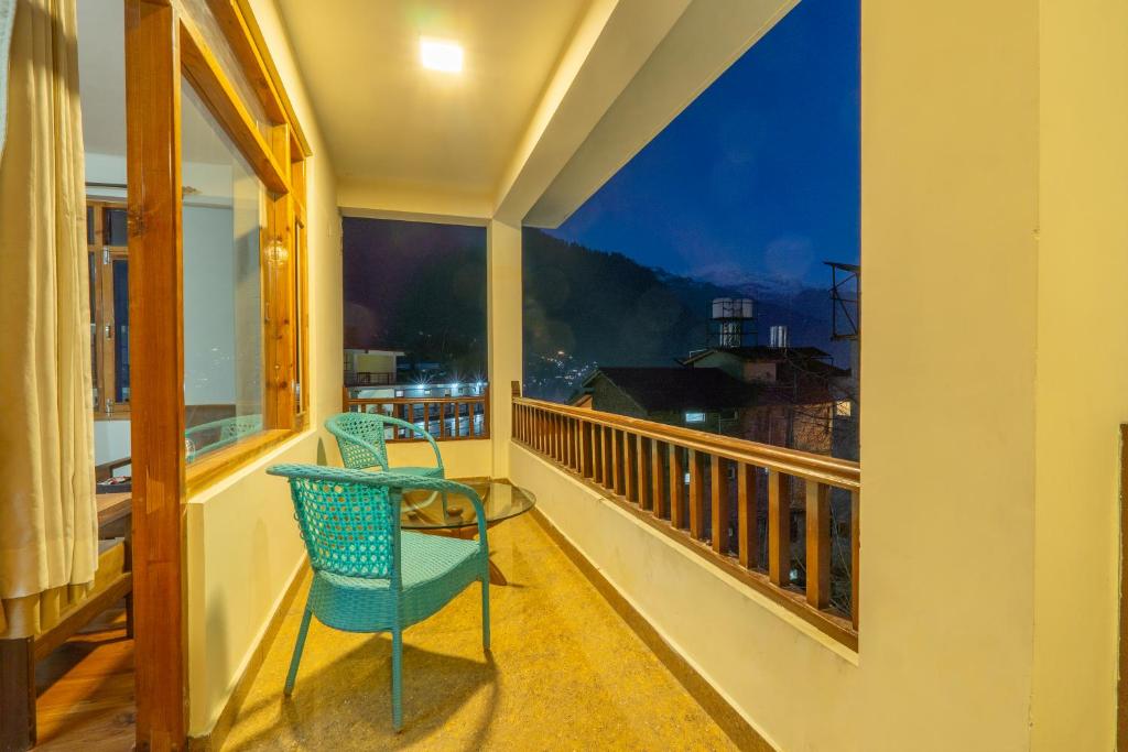 Balkón nebo terasa v ubytování Hotel Rising Star Near To Mall Road #BudgetFriendly #BigRooms #Garden #Bonfire #Parking #ForestView #MountainView