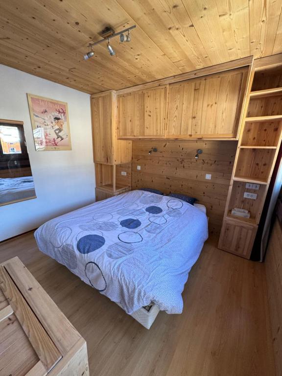 Appartement T2 ambiance chalet centre village proche des commerces et des pistes WIFI 객실 침대