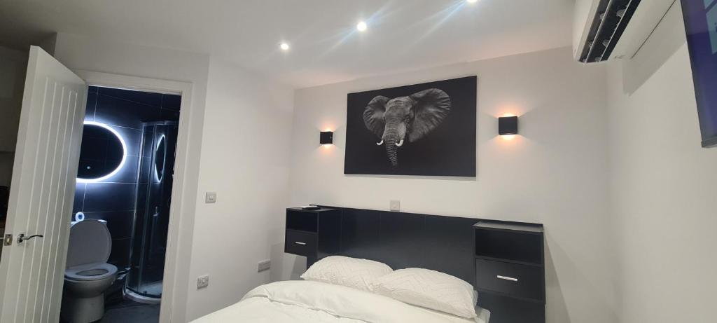 1 dormitorio con 1 cama y una foto de un elefante en Home away from home!, en Yate