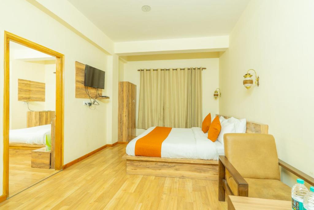 Postel nebo postele na pokoji v ubytování Hotel Rising Star Near To Mall Road #BudgetFriendly #BigRooms #Garden #Bonfire #Parking #ForestView #MountainView