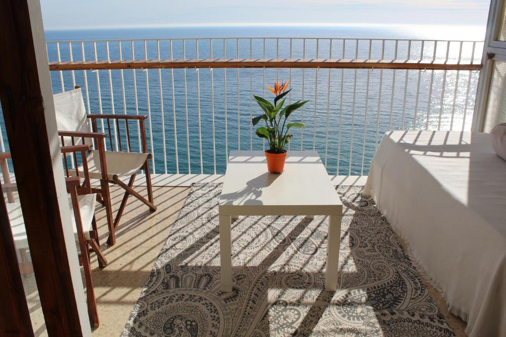 a balcony with a table and a plant on it at Apartamento Torre Alacant in Alicante