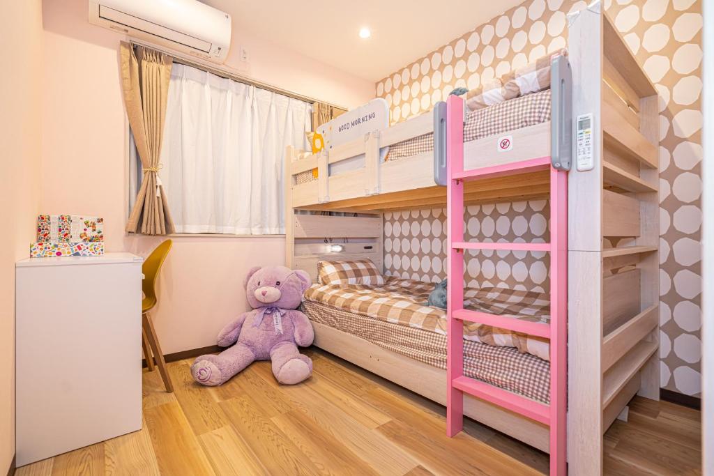 a pink bunk bed in a room with a teddy bear at Asakusa,Ginza,Ueno,Skytree,Stn&Conv 1min ,Family suite,45 Mins to Airport,Kiyoka Hotel 清禾 in Tokyo