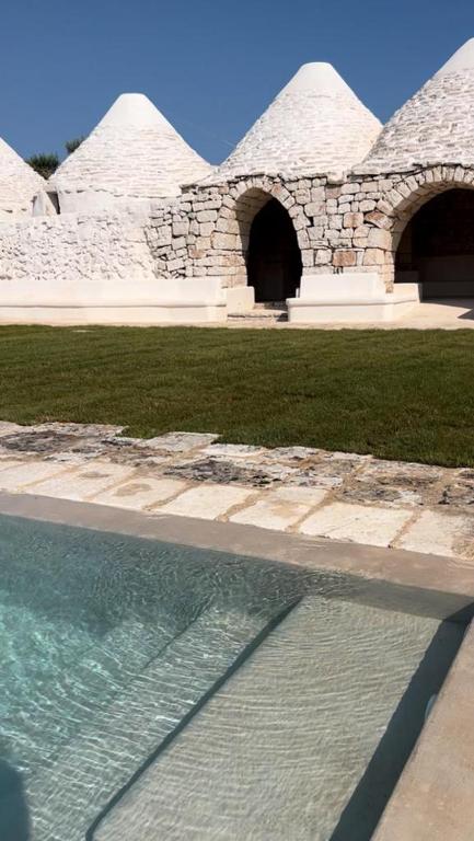 Bazén v ubytování Masseria Castelluzzo nebo v jeho okolí