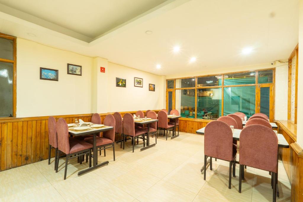 Restaurace v ubytování Hotel Rising Star Near To Mall Road #BudgetFriendly #BigRooms #Garden #Bonfire #Parking #ForestView #MountainView