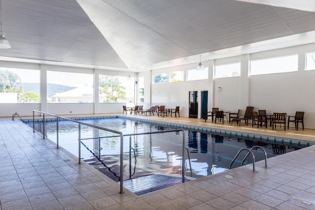 A piscina localizada em Hotel Vila do Farol ou nos arredores