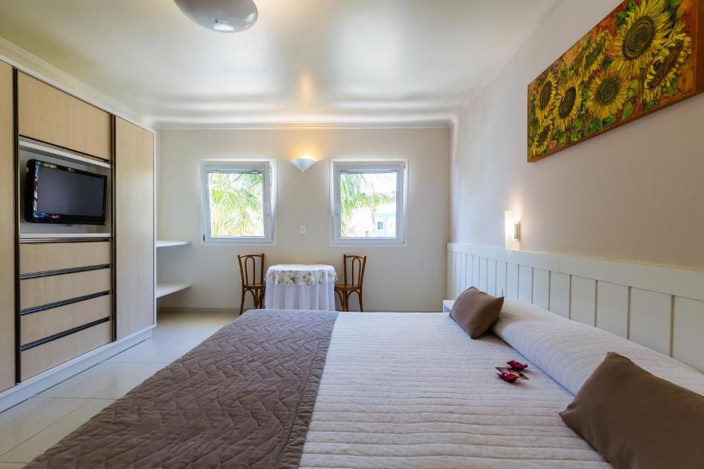 Cama ou camas em um quarto em Hotel Vila do Farol