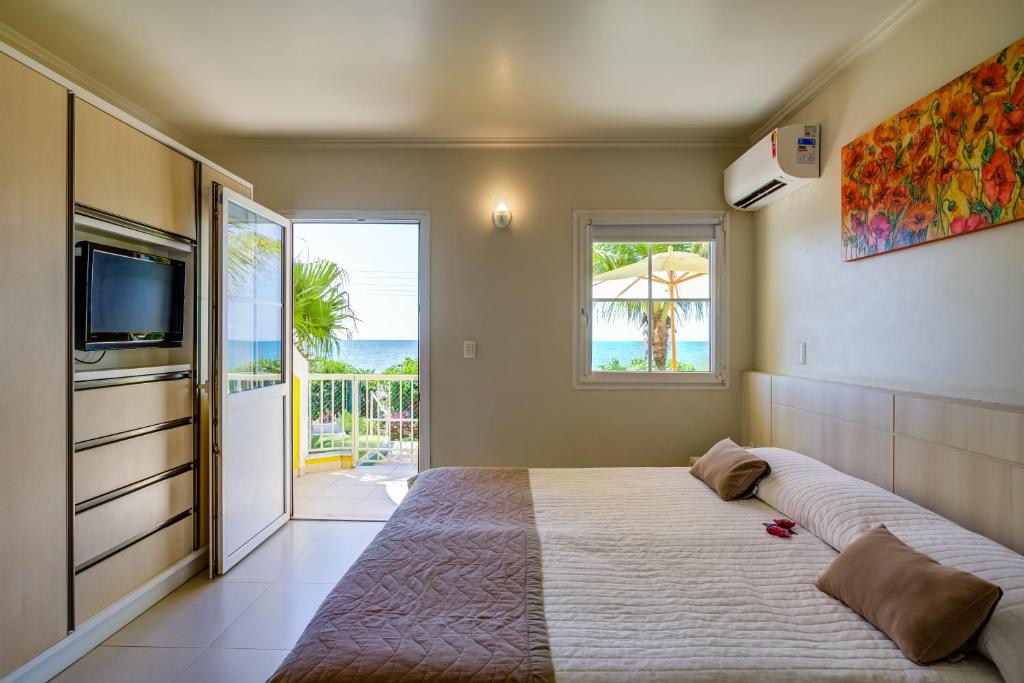 Cama ou camas em um quarto em Hotel Vila do Farol