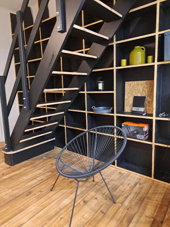 une chaise assise devant une étagère dans l'établissement Le Sept, à Alès