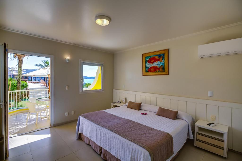 Cama ou camas em um quarto em Hotel Vila do Farol