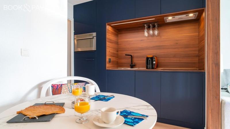 Příslušenství pro přípravu čaje a kávy v ubytování L'ECHAPPÉE BELLE avec piscine