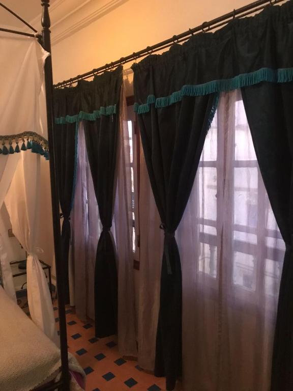 Postel nebo postele na pokoji v ubytování Hôtel Riad Gnaoua
