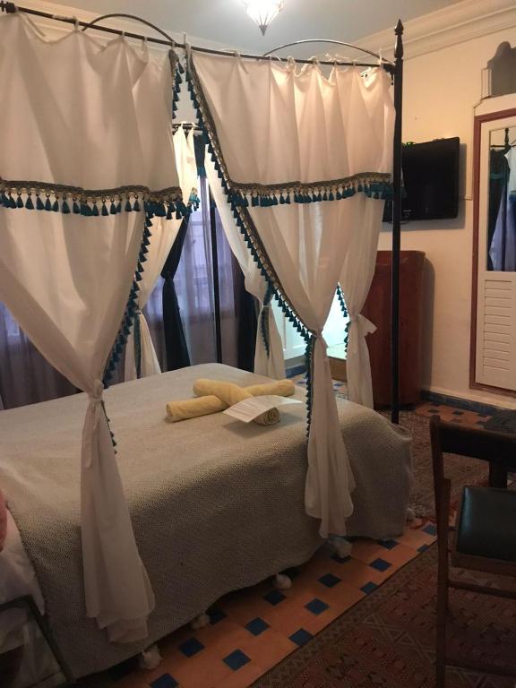 Vuode tai vuoteita majoituspaikassa Hôtel Riad Gnaoua