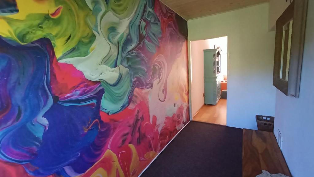 pared colorida en una habitación con pasillo en TUTTO House, en Frýdlant nad Ostravicí