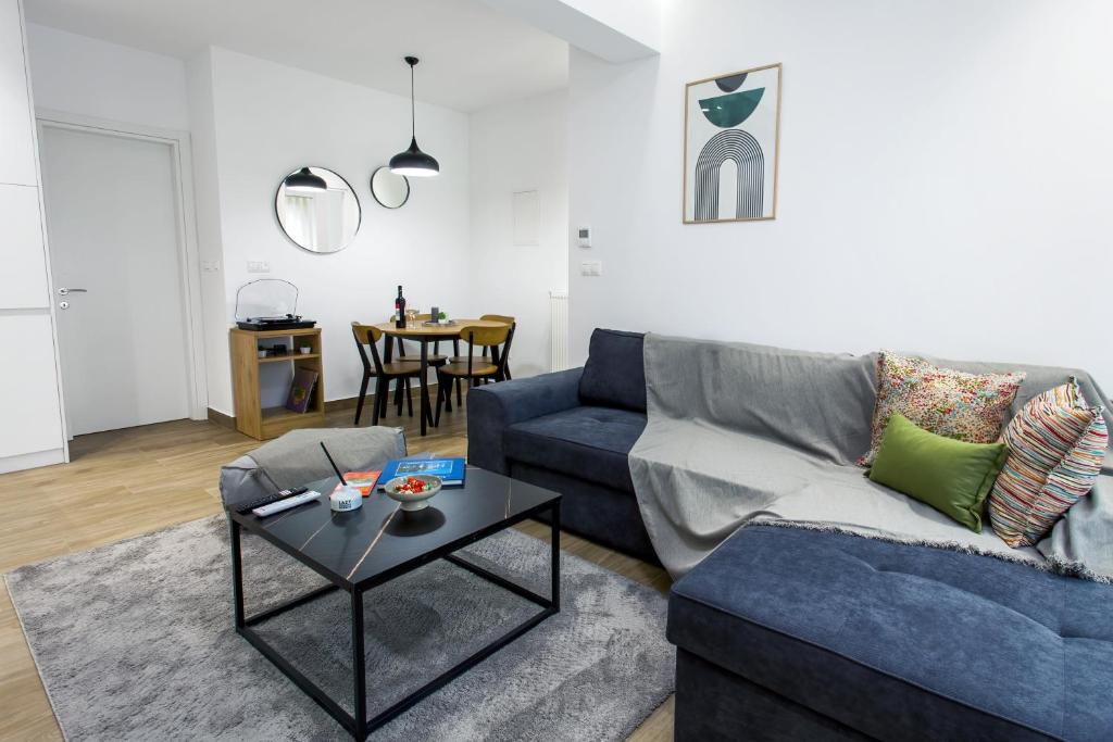 ein Wohnzimmer mit einem Sofa und einem Tisch in der Unterkunft Airbnb Kastoria - Bella Vista A in Kastoria