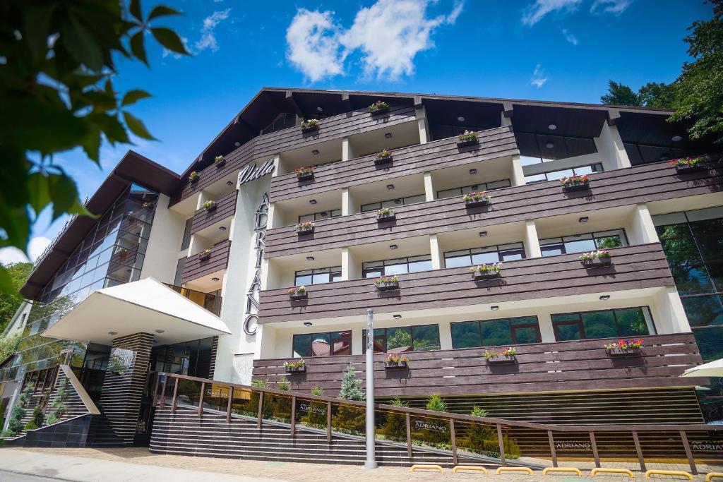 un edificio con balcones en un lateral en Villa Adriano, en Estosadok