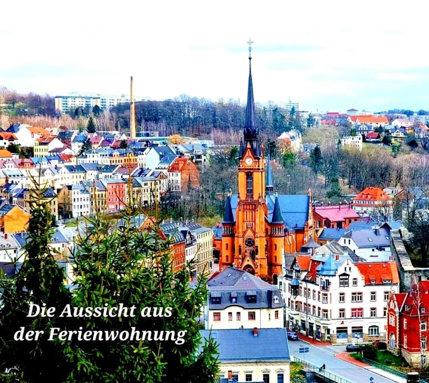 - une vue sur une ville avec une tour de l'horloge dans l'établissement Ferienwohnung "Blick Mylau" - Nähe Freizeitpark Plohn & Göltzschtalbrücke, à Reichenbach im Vogtland