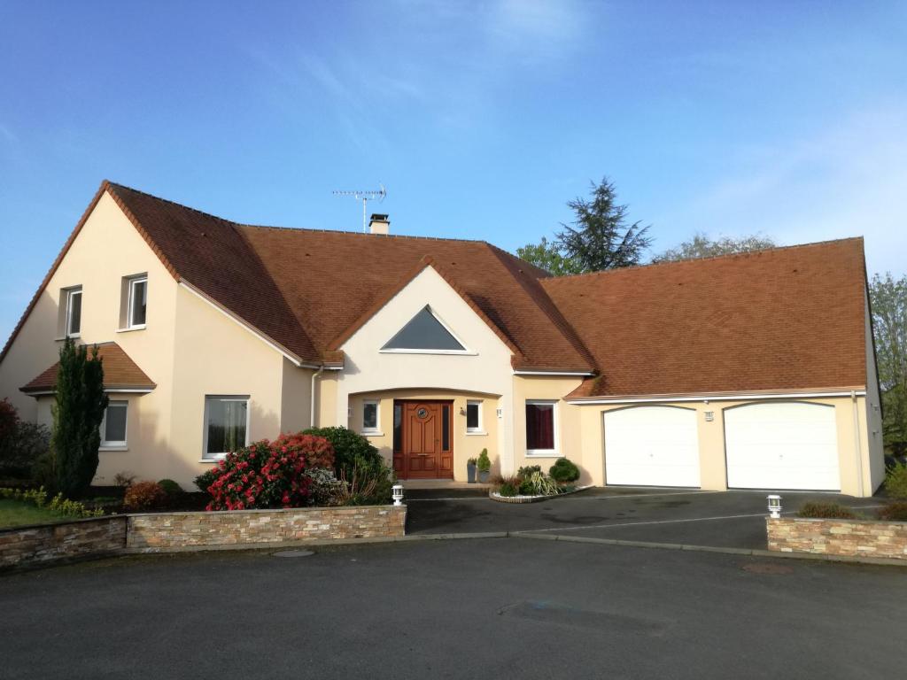 une maison blanche avec un toit marron dans l'établissement Les Hautes Marnes Proche circuit, à Saint-Gervais en-Belin