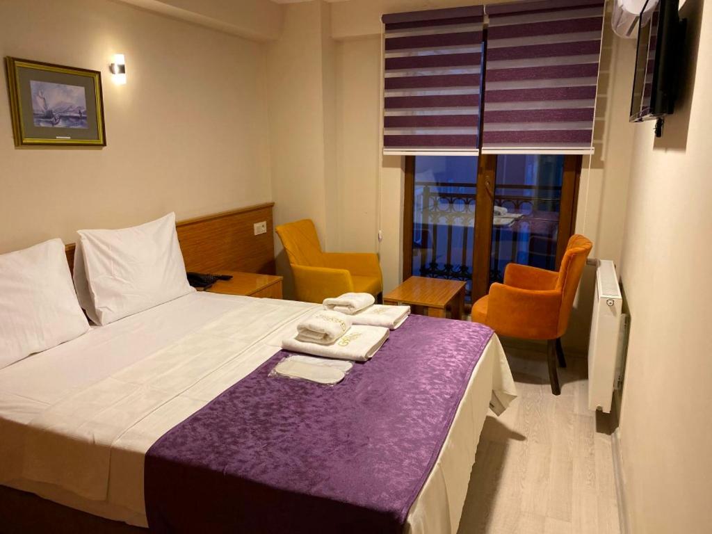Una habitación de hotel con una cama con toallas. en Grand Life Hotel, en Çorlu