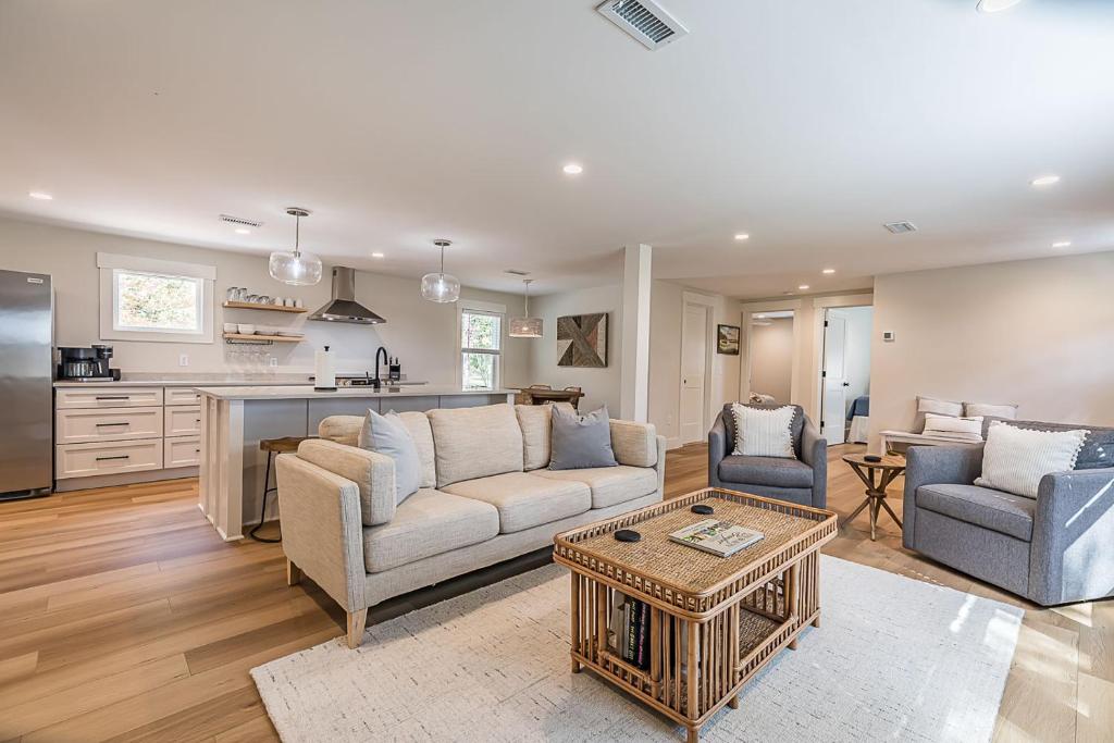 Η κουζίνα ή μικρή κουζίνα στο Newly Renovated LowCountry Cottage with Marsh Views - Sleeps 6