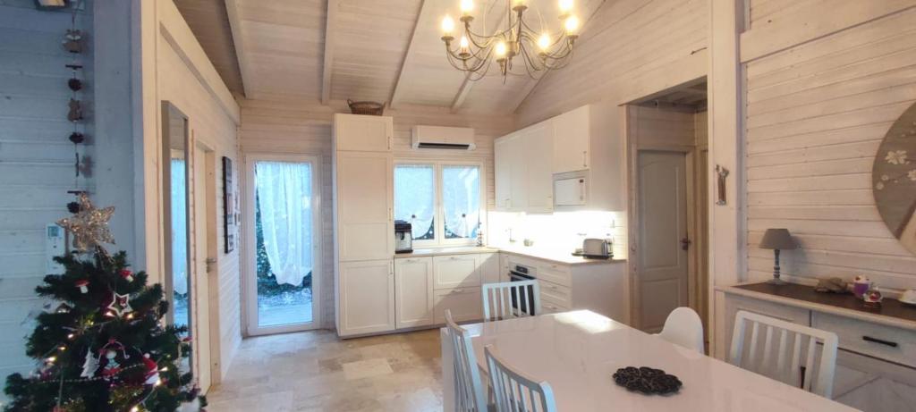 Kuchnia lub aneks kuchenny w obiekcie Chalet 60m² entièrement climatisé