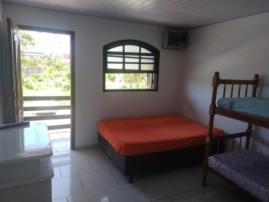 a bedroom with a bunk bed and a window at Residencial Caiobá I in Matinhos