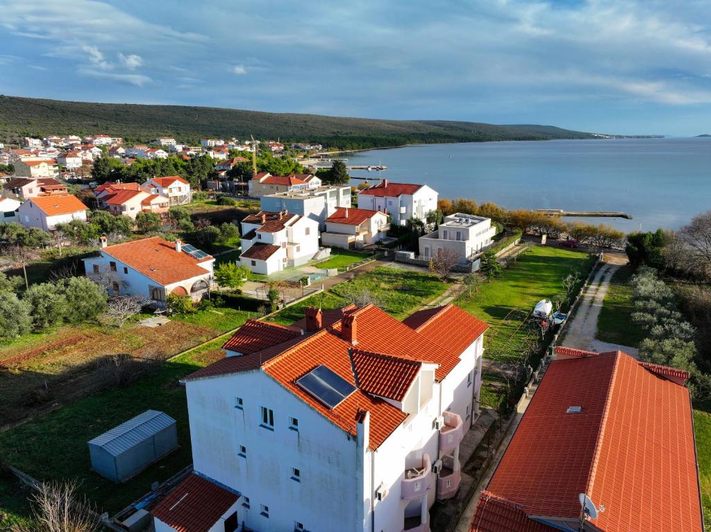 uma vista aérea de uma pequena cidade junto à água em Beachfront apartments Jermen em Sukošan