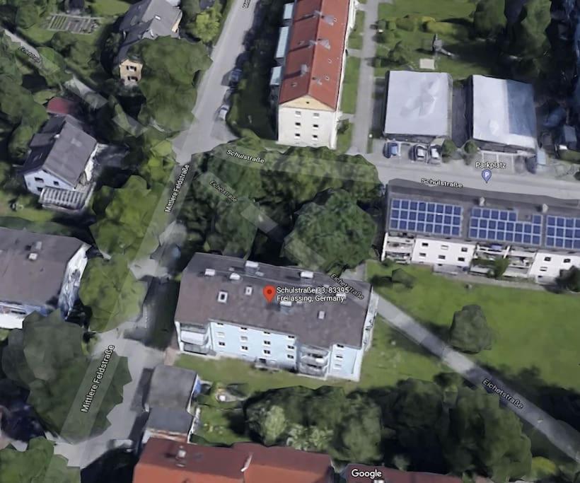 eine Luftansicht eines Campus mit einem Gebäude in der Unterkunft DG Links -Wunderschöne 40m² große City Wohnung nähe Salzburg in Freilassing