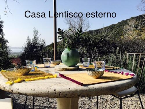 einen Tisch mit einer grünen Vase darüber in der Unterkunft Il Borghetto sul Golfo in Magazzini