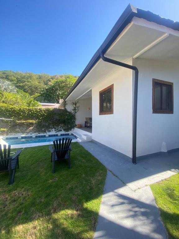 a view of the backyard of a house with a swimming pool at Casa Piscina in Santa Teresa Beach