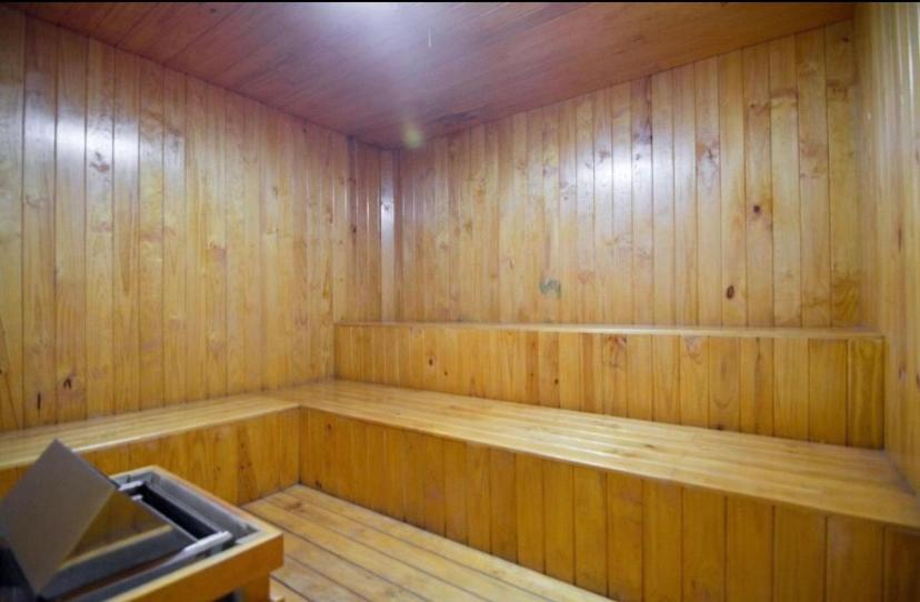 um grande quarto de madeira com uma sauna vazia em Suite Torre Bellini em Guayaquil