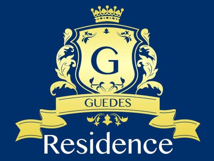 a crest with a crown and a banner with the giddles reference at Guedes Residence in Ilha de Boipeba