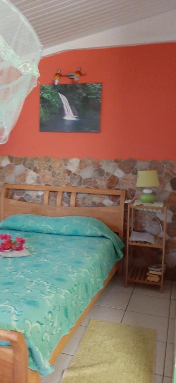 Postel nebo postele na pokoji v ubytování Bungalow Mangifera proche de la plage