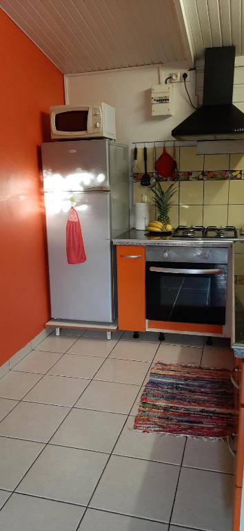 Kuchyň nebo kuchyňský kout v ubytování Bungalow Mangifera proche de la plage