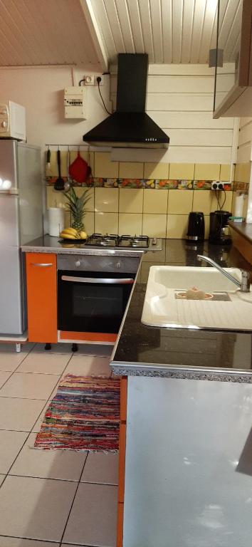 Kuchyň nebo kuchyňský kout v ubytování Bungalow Mangifera proche de la plage