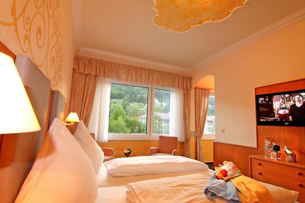Postel nebo postele na pokoji v ubytování Hotel Weingärtner