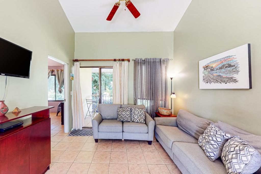 Una sala de estar con un sofá y un televisor. en Dolce Vita 7028, en Coco