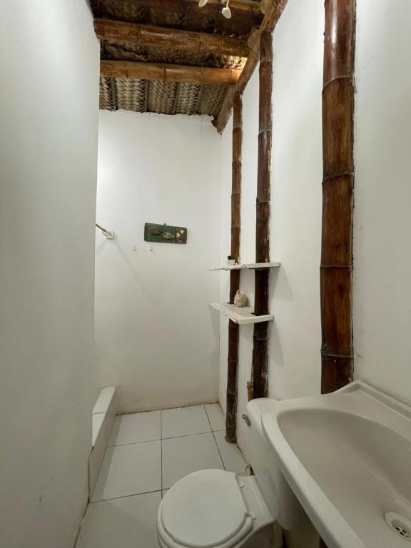 y baño con aseo, lavabo y bañera. en Naif habitaciones, en Máncora