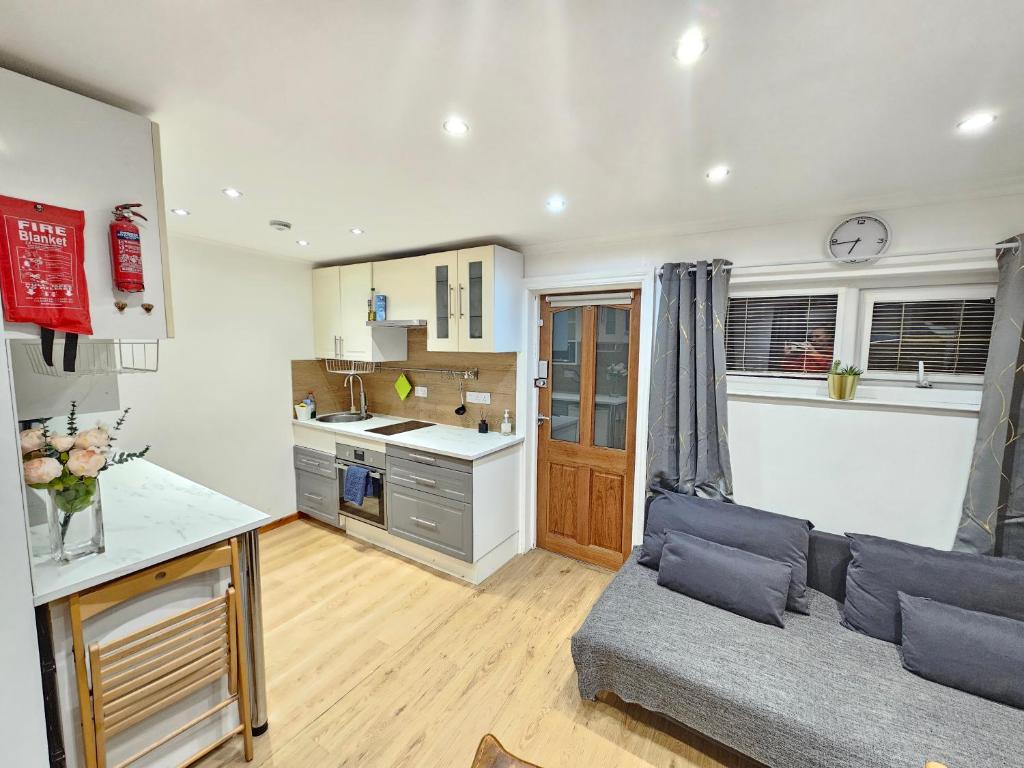 NortholtにあるStudio apartment, TV, WiFi Kitchen Parking, Wembley Elizabeth Lineのリビングルーム(ソファ付)、キッチン