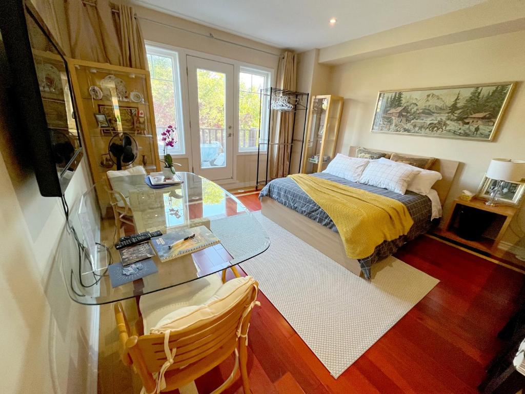 Postel nebo postele na pokoji v ubytování Stunning Rooms in Townhouse across the Beach