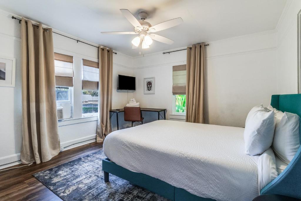 a bedroom with a bed and a ceiling fan at Jefferson Flat in Lafayette