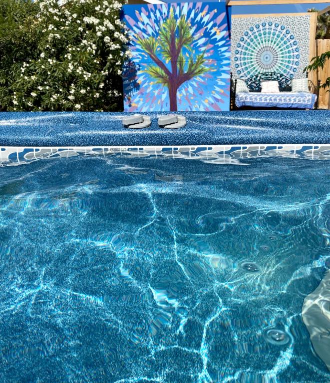 Bazén v ubytování Electroliquid's Casa Pueblo Joshua Tree nebo v jeho okolí
