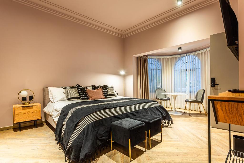 a bedroom with a bed and a window at Casa Juarez in Puebla