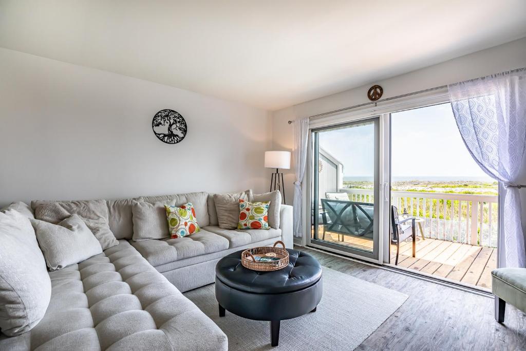 Newly Listed Oceanfront Condo on Harbor Island, Harbor Island