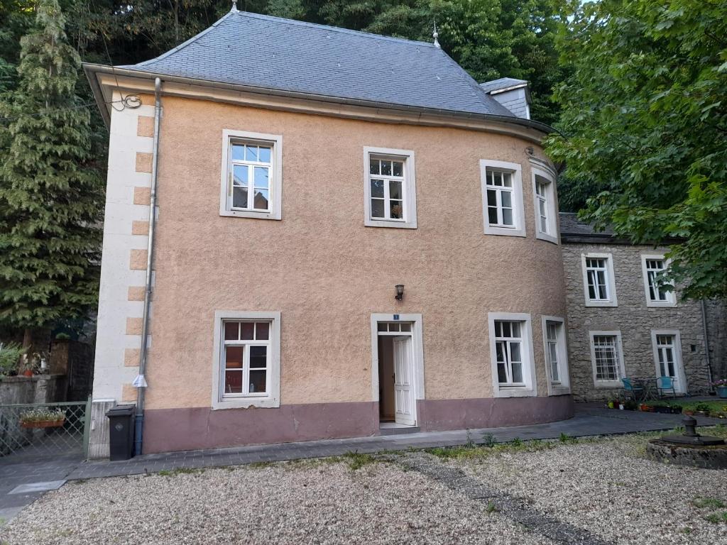 uma antiga casa de tijolos com janelas brancas e uma porta em Superbe logement à proximité du centre et du Kirchberg em Luxemburgo
