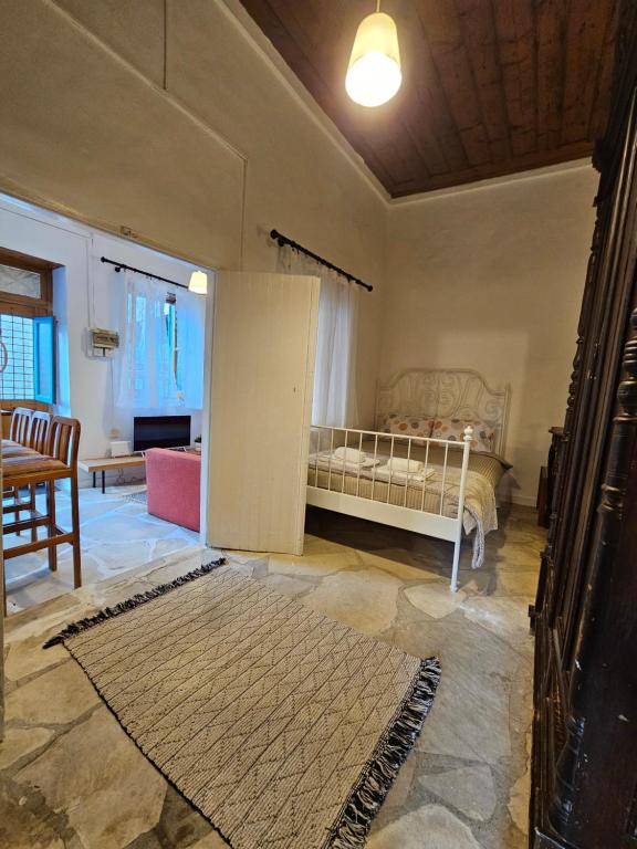 オモドスにあるCozy Traditional 1 Bedroom Home Omodos Villageのベッドルーム1室(ベッド1台付)、リビングルームが備わります。