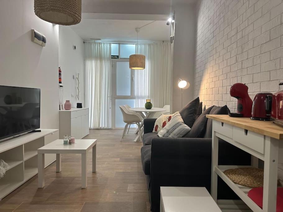 een woonkamer met een bank en een tv bij Rosario Apartament 4Px2b Wifi in Valencia