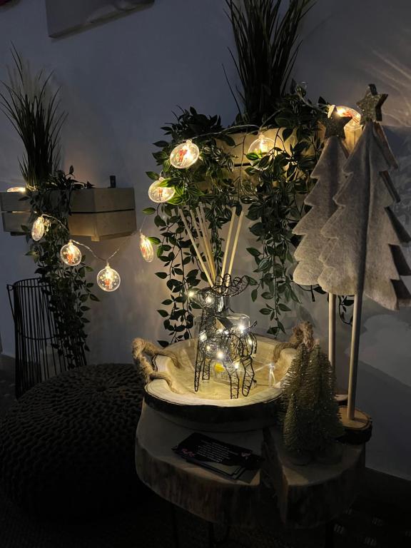 stół z lampkami świątecznymi i choinkami na nim w obiekcie Nosal Ski & Wine Apartments w Zakopanem