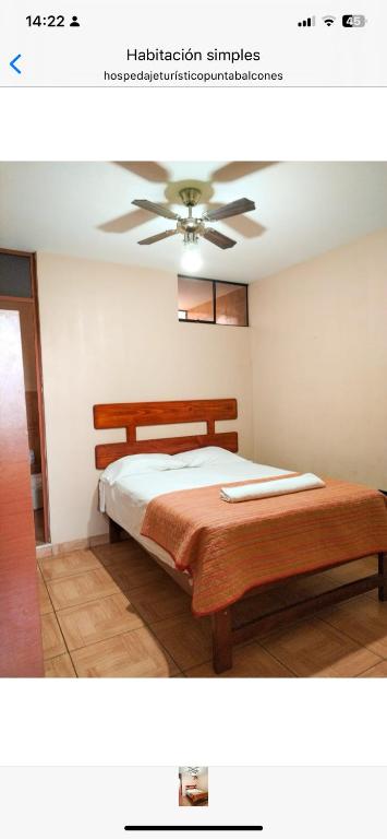 Schlafzimmer mit einem Bett und einem Deckenventilator in der Unterkunft Hospedaje Punta Balcones in Negritos