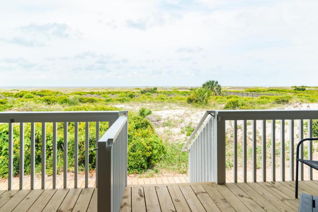 una terraza con vistas a la playa en NEW LISTING Ocean Front 1 Bedroom - New Decks and Pool Access, en Harbor Island