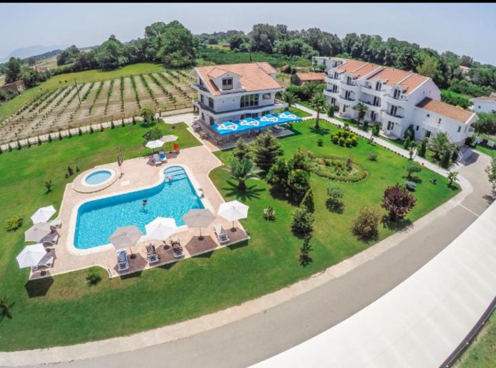 Bazén v ubytování Hotel Comfort & Villas nebo v jeho okolí